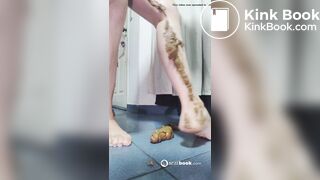 juicy latina shits down her leg