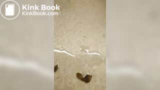 Linda adolescente mijando e cagando