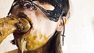 Hermosa mujer devorando su mierda