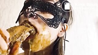 Hermosa mujer devorando su mierda