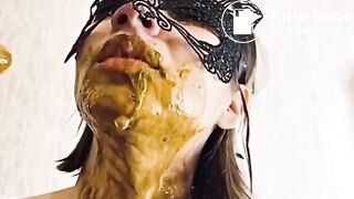 Hermosa mujer devorando su mierda