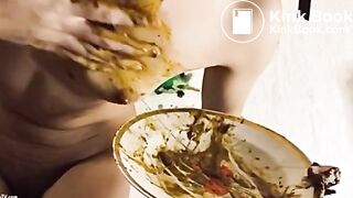 Hermosa mujer devorando su mierda