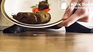 Hermosa mujer devorando su mierda