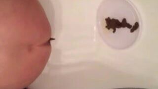 Girl pooping - video 643