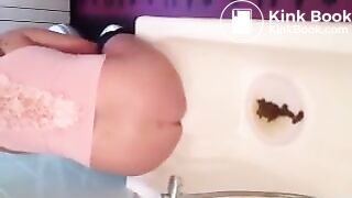 Girl pooping - video 643