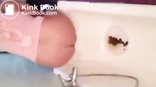 Girl pooping - video 643