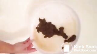 Girl pooping - video 643