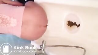 Girl pooping - video 643