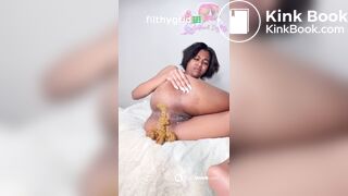 Girl pooping - video 579
