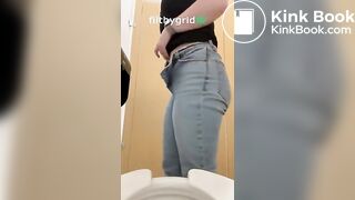 Garota peida e faz cocô no banheiro