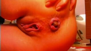 Fille doigte et joue avec merde