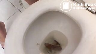 Brasileira gostosa cagando no banheiro