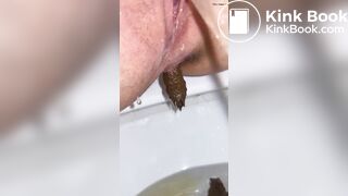Front view pooping - video 2