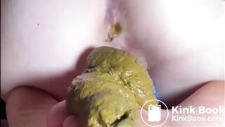 Fille sexy fait caca sur ses beaux pieds