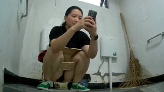 Chinese girl poop on squat toilet - video 2