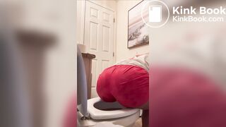 College chick goes #1 and #2