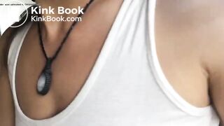 Un hermoso morena en práctica y luego cae en el bosque