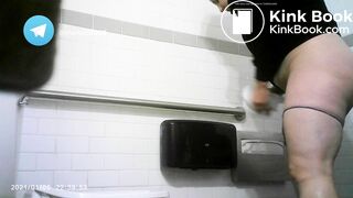 Voyeur Big ass milf shitting soft in toilet