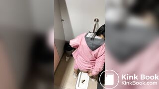 Asian cutie pooping