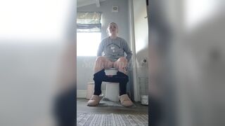 Hot girl pooping on toilet - video 5