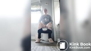 Hot girl pooping on toilet - video 5