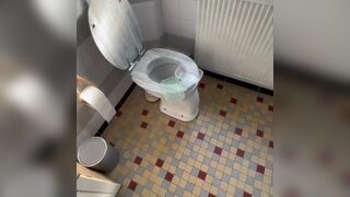 Pooping ın container