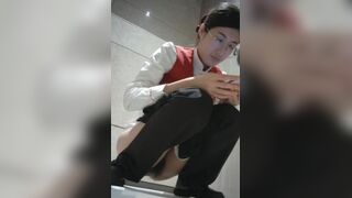 Chinese girl pooping - video 196