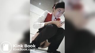 Chinese girl pooping - video 196