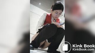 Chinese girl pooping - video 196