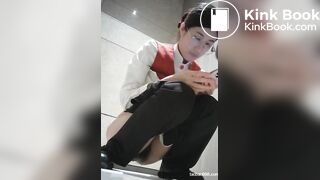 Chinese girl pooping - video 196