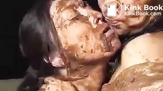 MUJERES BESANDOSE CON SUS BOCAS LLENAS DE MIERDA