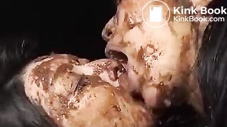 MUJERES BESANDOSE CON SUS BOCAS LLENAS DE MIERDA