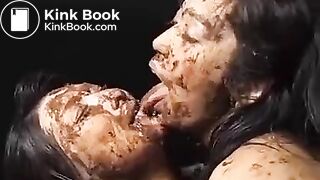 MUJERES BESANDOSE CON SUS BOCAS LLENAS DE MIERDA