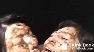 MUJERES BESANDOSE CON SUS BOCAS LLENAS DE MIERDA