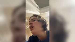 Teen show her diarrhea