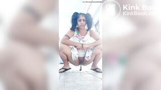 Girl pooping - video 485