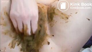 Horny milf shoves her shit in her pussy