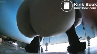 Chinese girl pooping - video 178