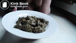 Latina cagando en un plato