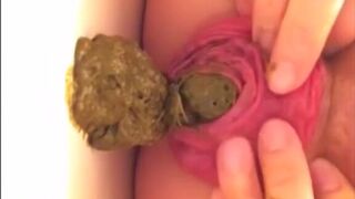Milf prolapsed her anus and shits