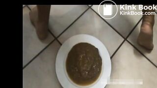 Diarrhea on plate - video 2