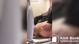 Big booty Argentinian spreads cheeks to poop