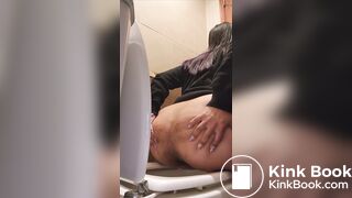Big booty Argentinian spreads cheeks to poop