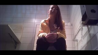 Voyeur pooping. She wipes well