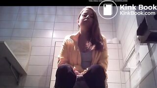 Voyeur pooping. She wipes well
