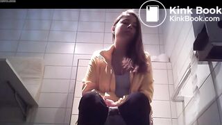 Voyeur pooping. She wipes well