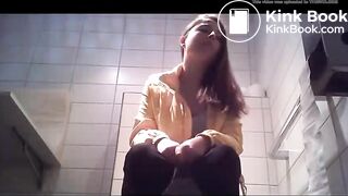 Voyeur pooping. She wipes well
