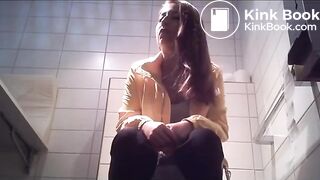 Voyeur pooping. She wipes well