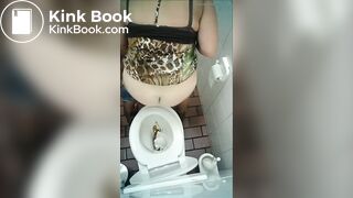 belle fille dans les toilettes - video 2