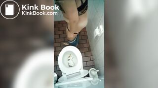 belle fille dans les toilettes - video 2